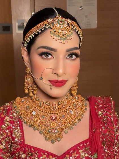 A direct look that captures the confidence of a bride who feels her best. The makeup enhances her features, making her eyes sparkle and her skin glow.