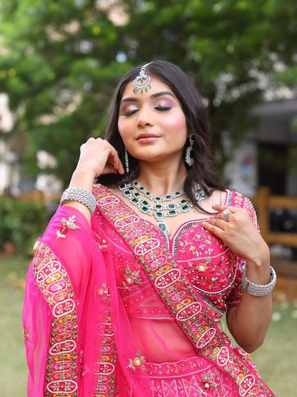 A close-up of this subtle and elegant bridal look. The pink-toned eyeshadow and soft lipstick create a harmonious and romantic feel, perfect for a day wedding.