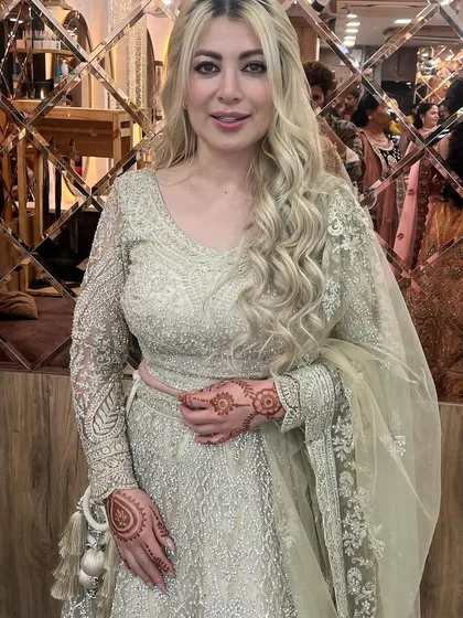 We welcome clients from all over the world. Here, we created a soft glam look for our international client, featuring beautiful blonde waves, subtle makeup that enhances her features, and simple henna, making her ready for an Indian wedding celebration.