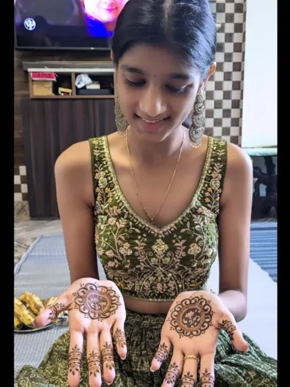 A minimal mandala design for the bride's sister. It's a beautiful way for the bridal party to have elegant mehendi that complements the bride's design.