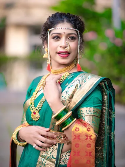 The model adjusts her 'mundavalya', a key part of the Maharashtrian bridal look.