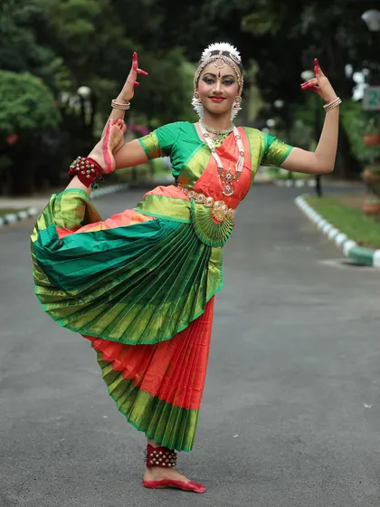 A beautiful shot from Nikitha’s Arangetram photoshoot. The Natarajasana pose, inspired by Lord Shiva as the cosmic dancer, is a classic and challenging posture in Bharatanatyam.