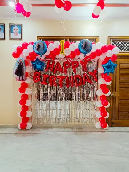 Another angle of the Frozen-themed birthday arch, showing the full setup in a home environment.