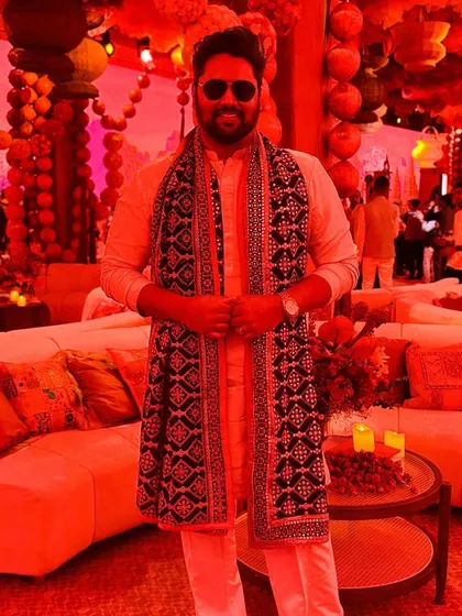 Another moment from the Jaipur event, surrounded by the stunning decor. The entire atmosphere was magical, and my sand art added a unique, narrative layer to the celebration of a family's love story.