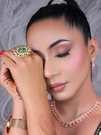 Elegance in a single frame. This subtle glam look features a soft brown smokey eye, rosy cheeks, and a nude lip, making it perfect for any sophisticated event.
