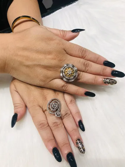 A still shot of the fierce black and leopard print combination.