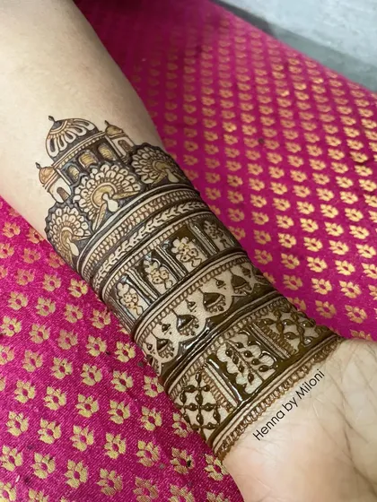 An elegant and detailed design for the mother of the bride. The arm cuff features architectural domes and intricate patterns.