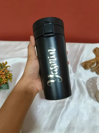 A close-up of the personalized temperature-control bottle with the name "Yasmin" in a stylish font.