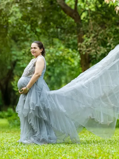 I love creating dramatic and elegant portraits. The long, flowing train of this grey rental gown adds a touch of magic to this outdoor shot, highlighting the beauty and power of the mom-to-be.