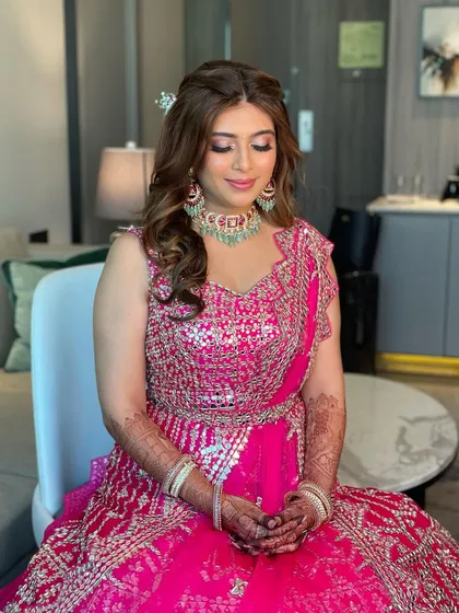A beautiful, fresh hairstyle for a mehendi ceremony. I created soft curls and a side braid, adorned with a stunning fresh floral hairpiece in shades of pink.