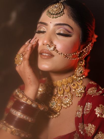 "Tere maathe pe bindiya". A beautiful, artistic shot focusing on the bride's eyes and jewelry.