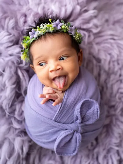 Newborns have the best expressions! I always stay ready to capture those funny, unexpected moments, like this little one showing off her personality. These are the real moments that make a gallery special.