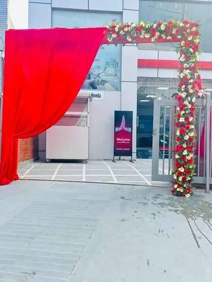 For business openings and corporate events, we design clean and professional entrance decorations. Here, we created a floral arch with red and white flowers for a Honda showroom inauguration in Ghaziabad, making the entrance welcoming for guests.