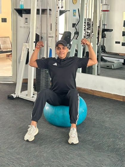 A double bicep pose on the stability ball. We keep the atmosphere light and motivating.