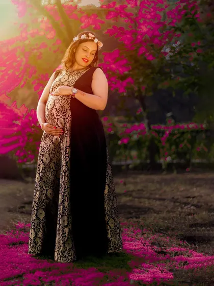 A truly magical moment from a garden maternity photoshoot. I use the beauty of nature and soft light to create dreamy, artistic portraits that celebrate your pregnancy glow.
