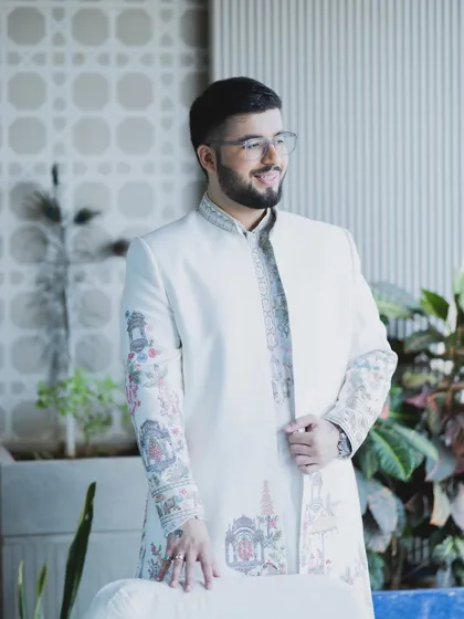 A relaxed and confident groom. I focus on creating a comfortable and lightweight makeup look so you can enjoy your day without any worries.