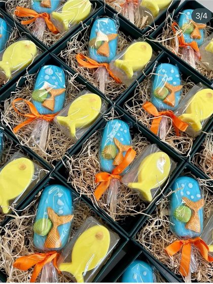 An underwater adventure in a box! This set features a mermaid tail popsicle soap alongside a bright yellow fish-shaped soap, perfect for an ocean-themed party.