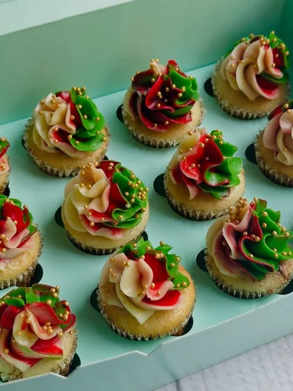 My Christmas mini cupcakes are a festive delight, filled with a surprise of Nutella and chocolate ganache. The buttercream is swirled with red, green, and white, and finished with gold sprinkles for a touch of holiday sparkle.