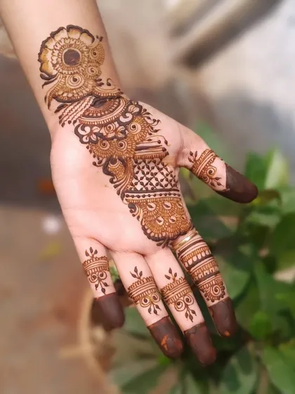 Another variation of a simple Arabic design. This one features a peacock motif combined with a trailing vine, perfect for someone who loves traditional symbols.