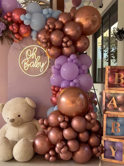 Details like the "Oh Baby" neon sign, teddy bear, and transparent "BABY" blocks add layers of charm to the setup.