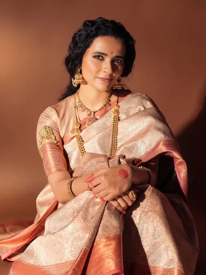 A close-up highlighting the detailed eye makeup and the traditional red alta on the hands, adding to the authenticity of this classic look.