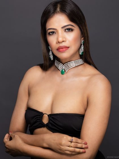 The color version of the same portrait, showing the vibrant green of the emerald.