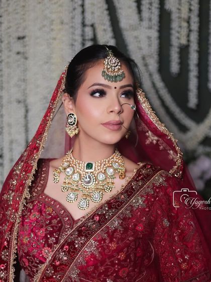 A wider view of this stunning eye makeup. Paired with traditional red attire and heavy jewellery, the modern eyeshadow creates a beautiful contrast.