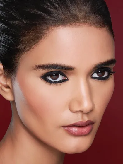 This look showcases a bold, graphic kohl eyeliner, demonstrating my ability to create high-impact, editorial-style makeup. It’s a perfect inspiration for a dramatic cocktail or sangeet night look that is both modern and timeless.