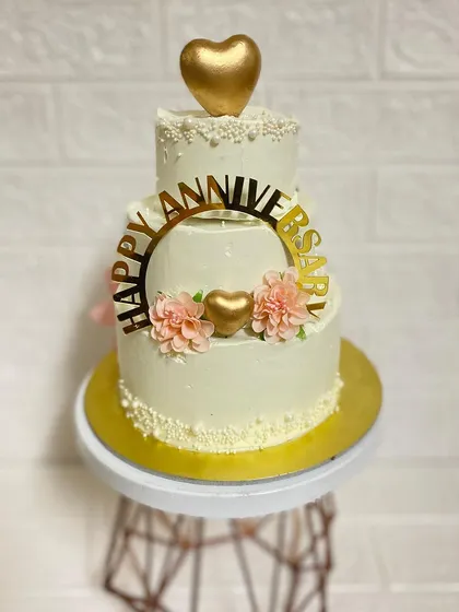 A final look at our adorable and elegant mini three-tier cake.