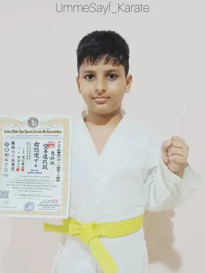 A happy karateka after achieving his new yellow belt. Congratulations to Manas Dubey on this wonderful achievement. 💛💛💛