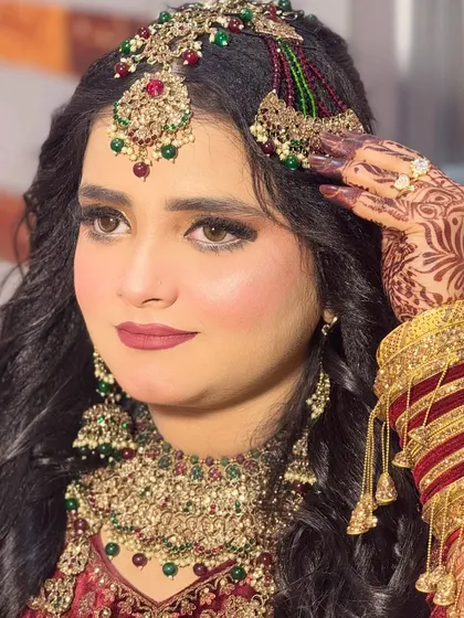 This Walima bride looks absolutely regal. Her makeup is perfectly balanced with her heavy jewelry, featuring a soft eye look and a matte lipstick that lets her accessories shine.