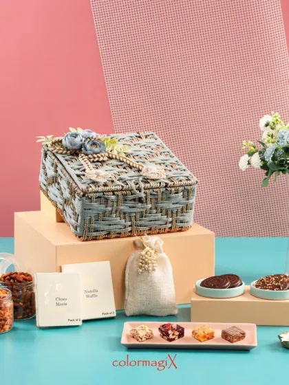 This grey woven jute box is a perfect example of understated elegance. Paired with a small potli and an assortment of treats, it makes for a sophisticated and sustainable gift.