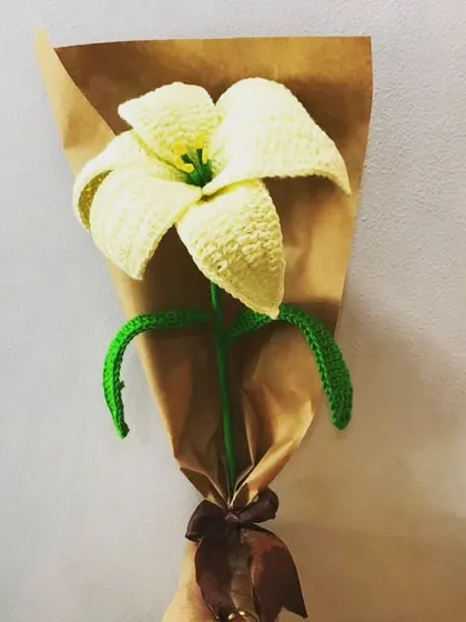 This soft yellow crochet lily has a gentle, warm feel. It's a lovely alternative to brighter yellows and works beautifully in pastel-themed floral arrangements.