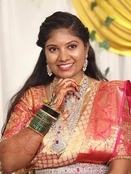 Our happy bride Vinutha chose a grand diamond and ruby CZ set for one of her wedding functions. The sparkle and shine are perfect for an evening celebration.