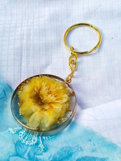Another angle of the preserved yellow flower keychain, showing the delicate details of the petals sealed within the resin. This is a great example of how I can preserve your special flowers.