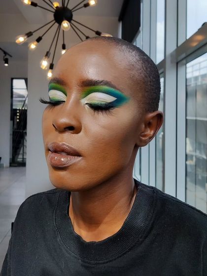 Bold Colour & Graphic Liners photo 6