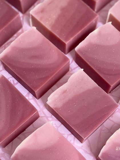 A closer look at the ombre swirls in our Raspberry Punch bars. The fresh, fizzy scent comes from a blend of raspberries, mandarin, and grapefruit, making it a perfect addition to your daily routine.