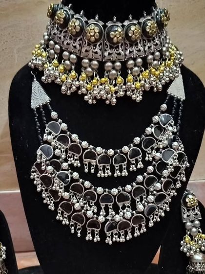 A black and gold dual-tone oxidised jewellery set, a modern and edgy choice for festive occasions.