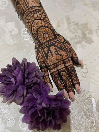 Explore my collection of minimal and elegant henna designs. These are perfect for brides, bridesmaids, or any festive occasion where you want a touch of beautiful, understated art.