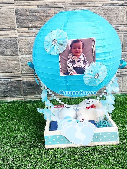 We can even add a photo to our hampers, like in this hot air balloon themed gift.