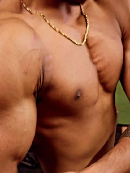 An impressive close-up on the bicep and shoulder development. This demonstrates the quality of the 12 kilos of lean mass gained.