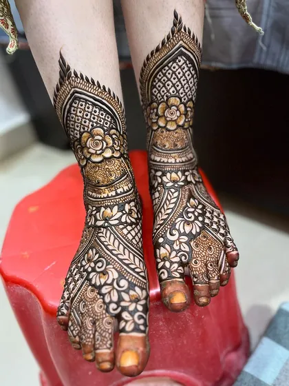 A close-up of my detailed bridal feet mehndi. I use a combination of floral elements and geometric `jaal` (net) patterns to create a stunning look from every angle.