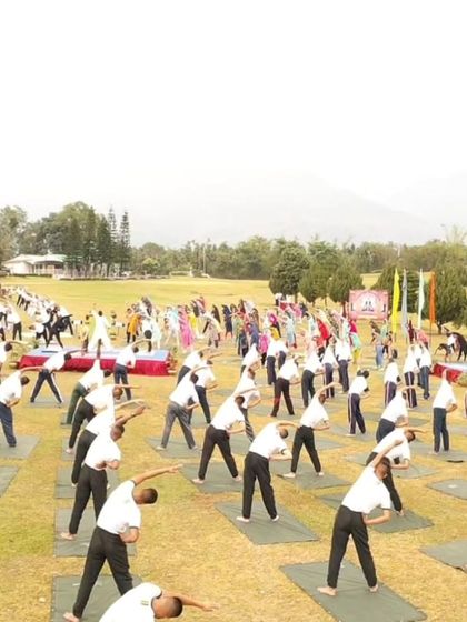 Participants engaged in a side-bending asana during a large group session. My instructions are clear and easy to follow for everyone in the crowd.