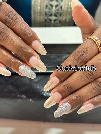 A beautiful combination of pearly chrome and silver glitter on almond-shaped nails. A very elegant and timeless choice.