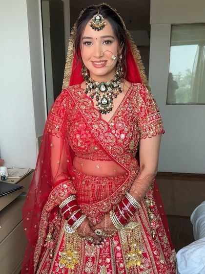 A full view of Pratiksha's effortless elegance. The minimal makeup approach ensures she looks like herself, just extra special, which is always my ultimate goal.