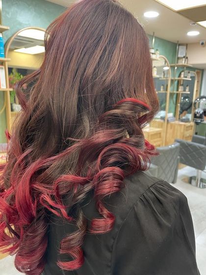 A beautiful combination of deep brown with striking red highlights. The curls at the end add a playful and stylish touch.