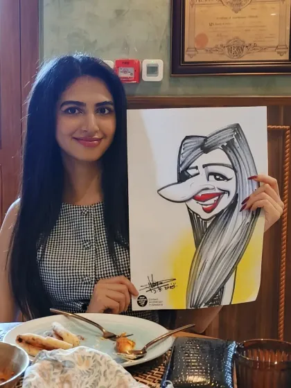 A stylish guest with her caricature, which emphasizes her long hair and bright smile. A great memory from her meal.