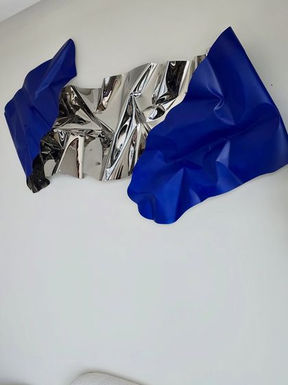 The dynamic shape of this Meteor piece adds a sense of movement to the serene living room.