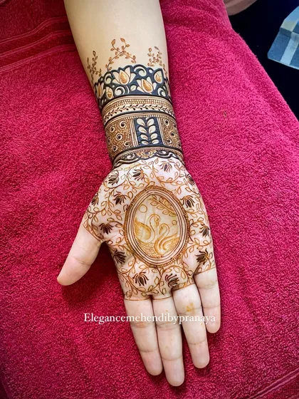 A simple yet graceful design featuring a pair of swans in the center of the palm, surrounded by delicate floral work.
