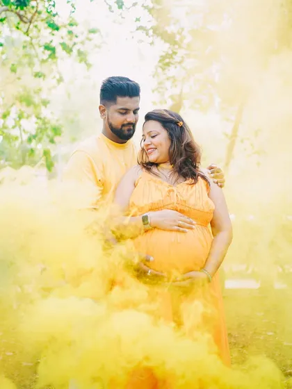 For couples who want something vibrant and fun, I offer creative shoots using colorful smoke bombs. It adds a pop of energy and a dreamy atmosphere to your outdoor maternity photos.